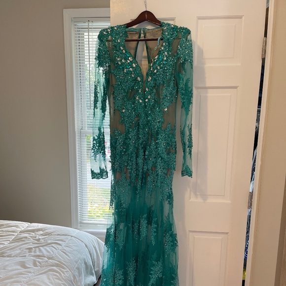 Absolutely stunning green/blue, sequin gown. - Picture 1 of 7